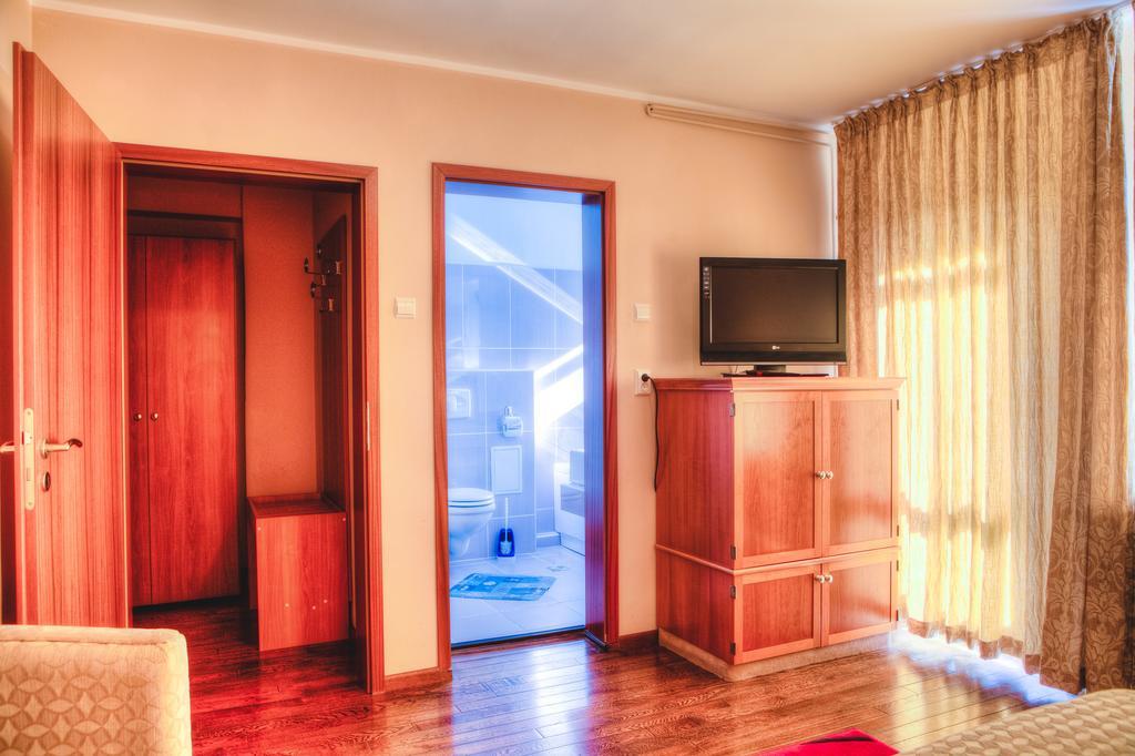 Vila Pinul Si Mesteacanul Hotel Пояна Брашов Екстериор снимка